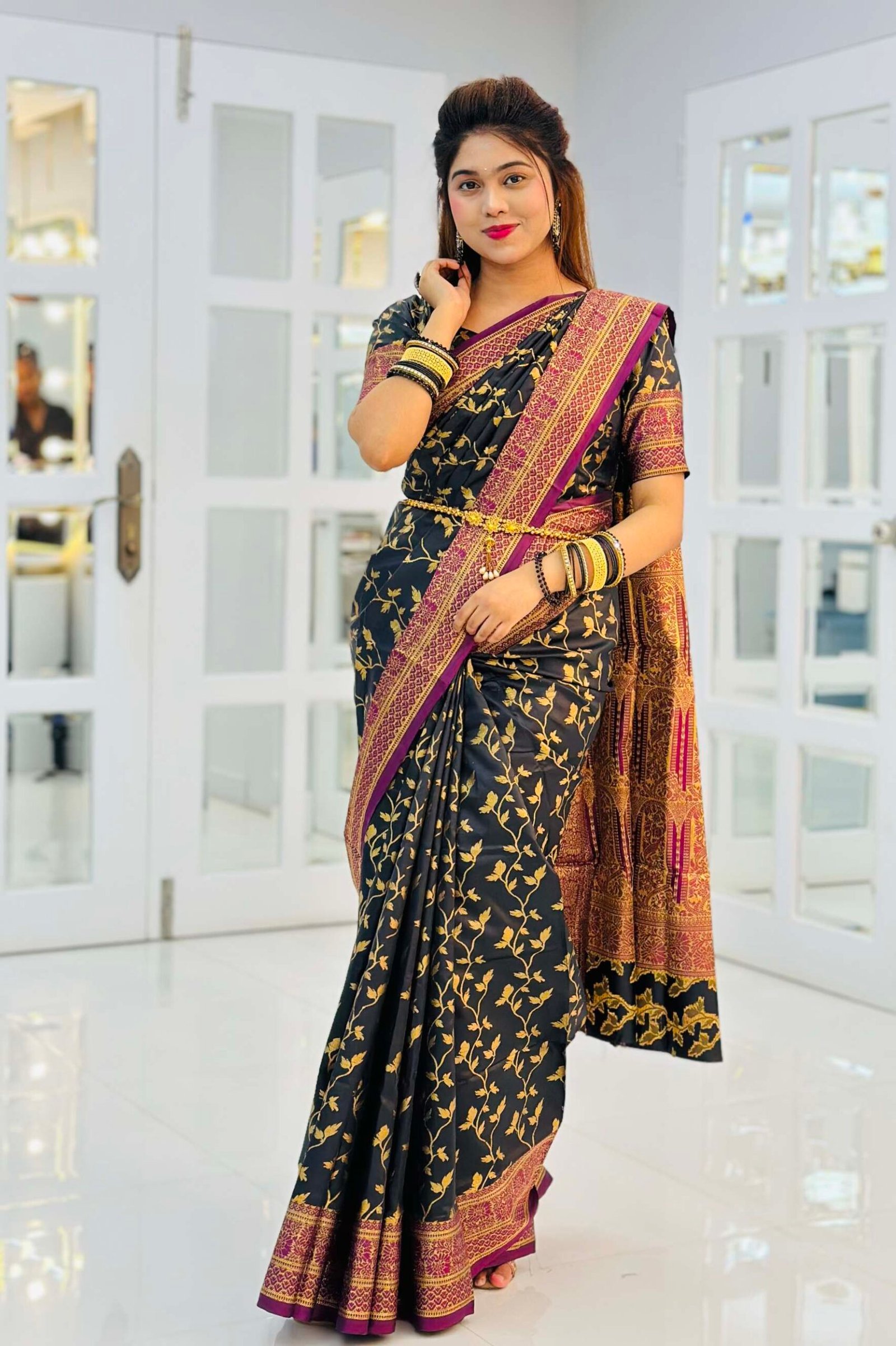 ব্লাউজ পিস সহ প্রিমিয়াম কোয়ালিটির কাতান শাড়ি ( কালো কালার )