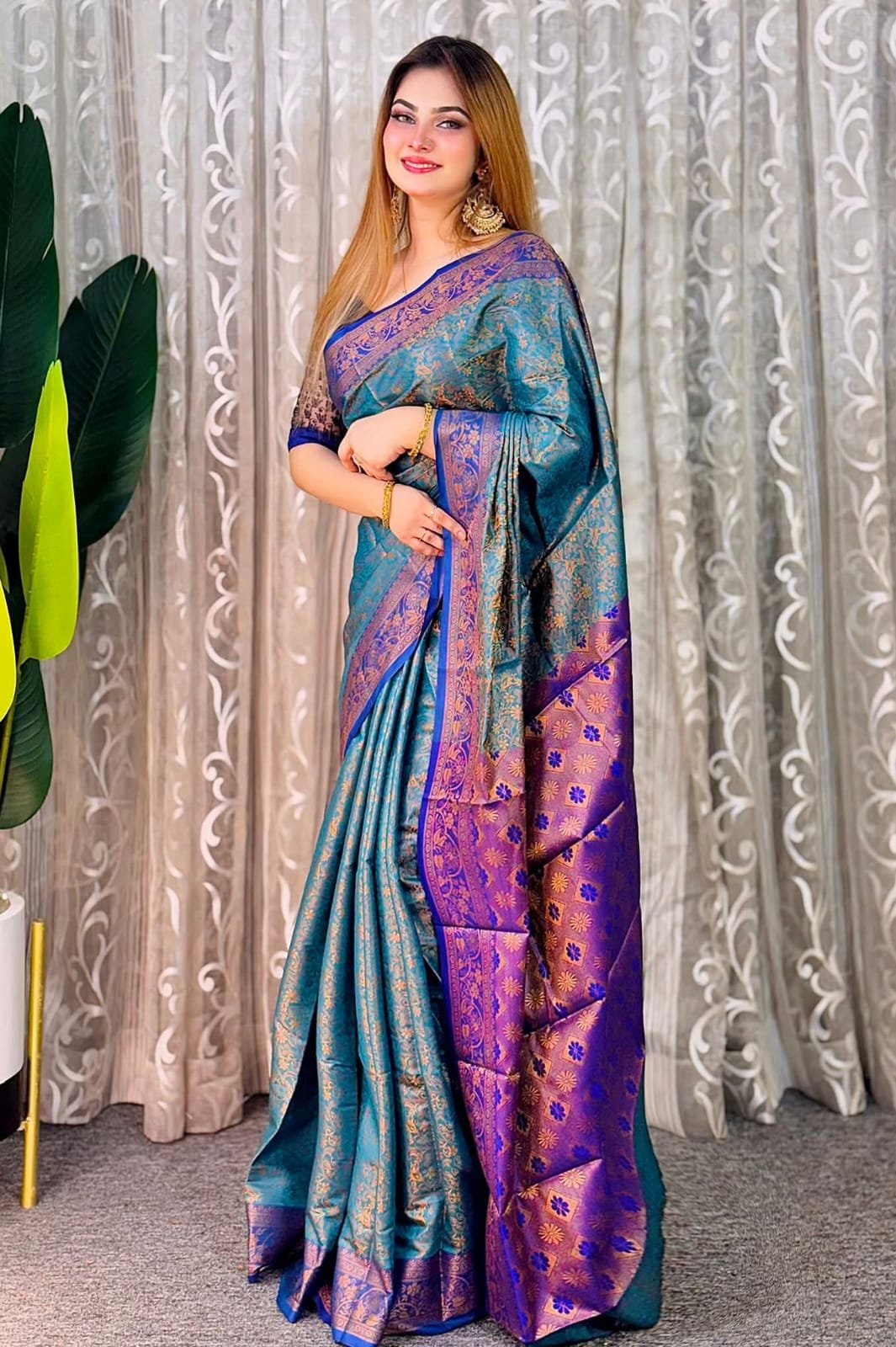 ব্লাউজ পিস সহ প্রিমিয়াম কাঞ্চিপুরম শাড়ি (গাঢ় আকাশি )