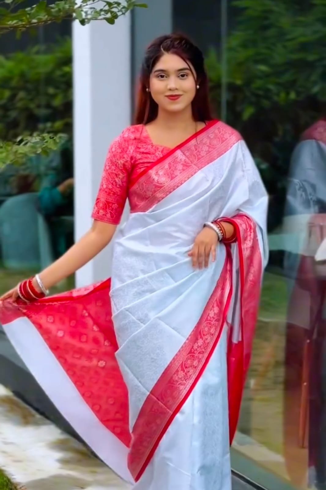 উপহার ও ভালোবাসা লাল-সাদা ব্লাউজ পিস সহ সপ্ট কাঞ্চিপুরম শাড়ী