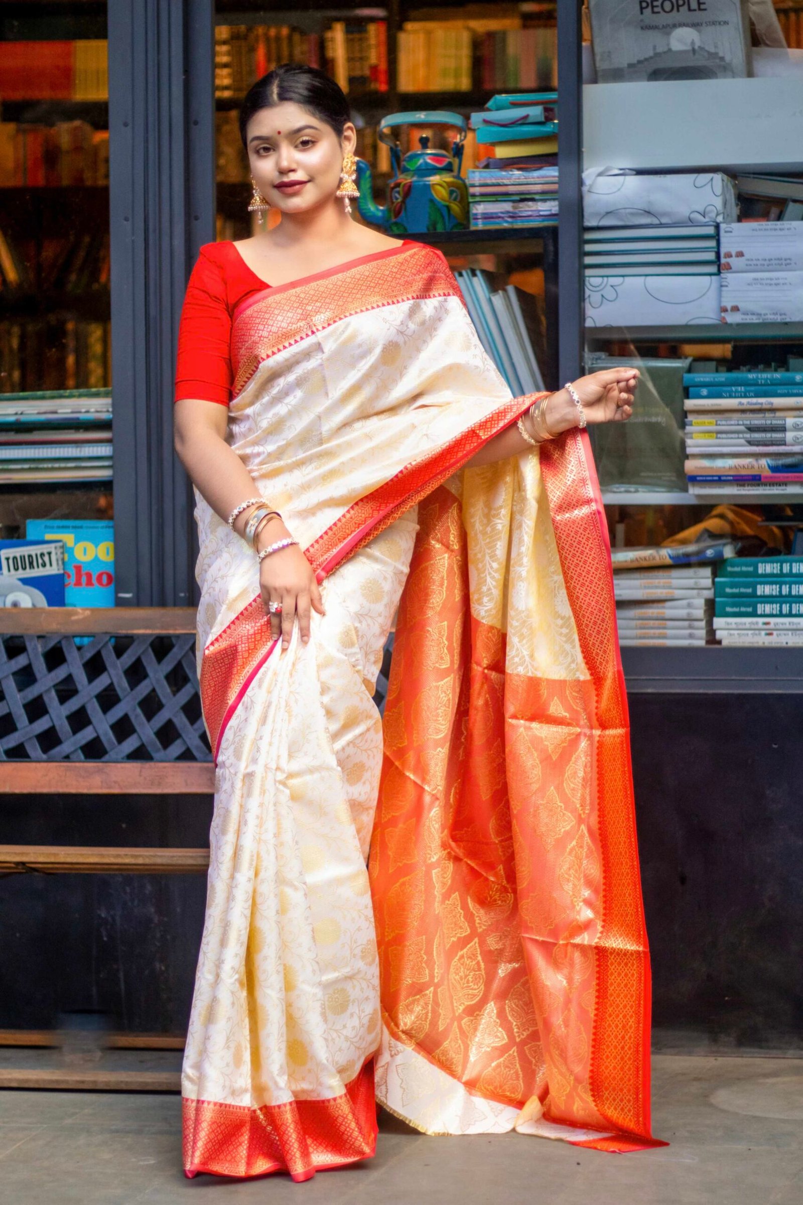 পূজার আমেজ লাল-সাদা ব্লাউজ পিস সহ সপ্ট কাঞ্চিপুরম শাড়ি