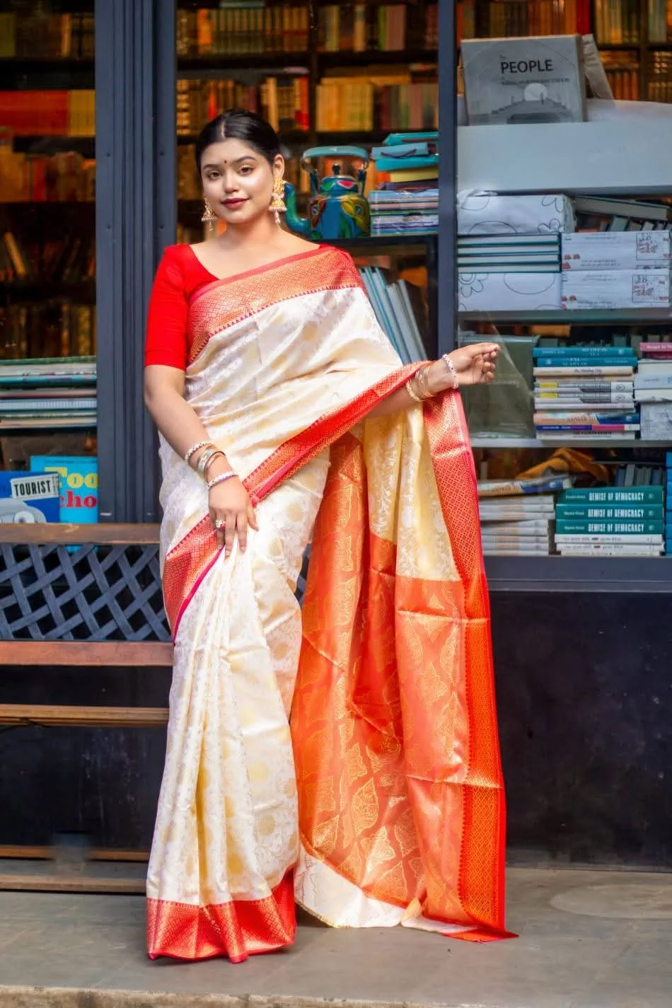 পূজার আমেজ লাল-সাদা ব্লাউজ পিস সহ সপ্ট কাঞ্চিপুরম শাড়ি