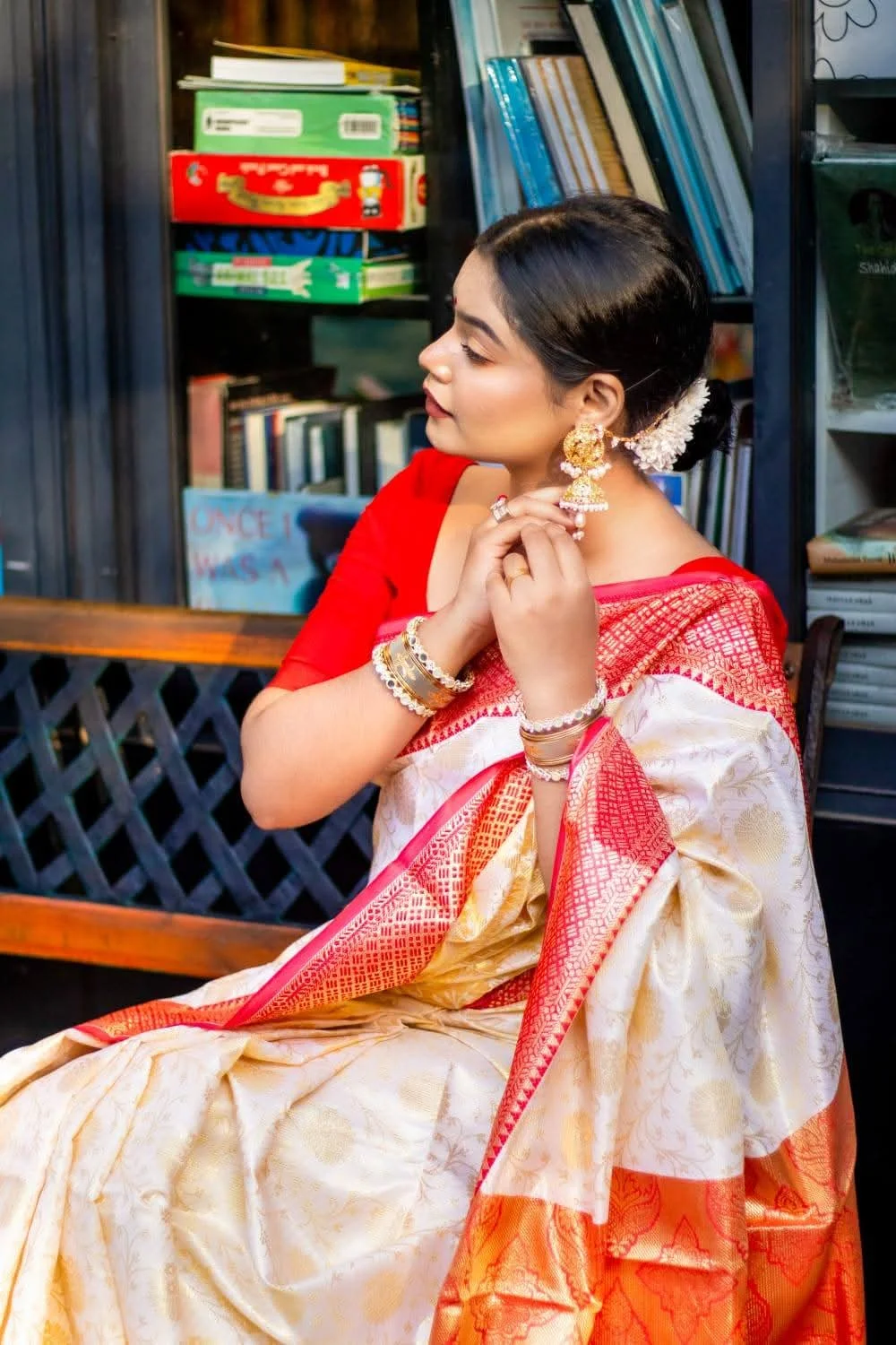 পূজার আমেজ লাল-সাদা ব্লাউজ পিস সহ সপ্ট কাঞ্চিপুরম শাড়ি