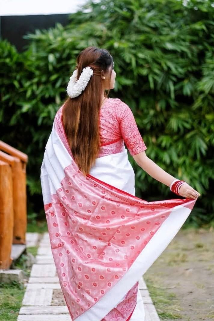 উপহার ও ভালোবাসা লাল-সাদা ব্লাউজ পিস সহ সপ্ট কাঞ্চিপুরম শাড়ী