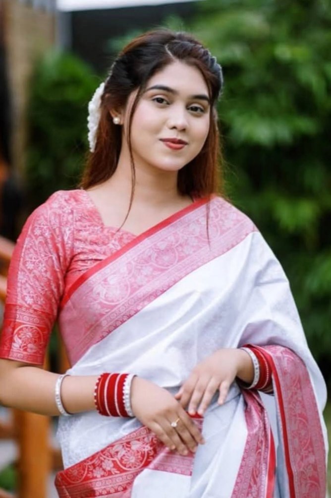 উপহার ও ভালোবাসা লাল-সাদা ব্লাউজ পিস সহ সপ্ট কাঞ্চিপুরম শাড়ী
